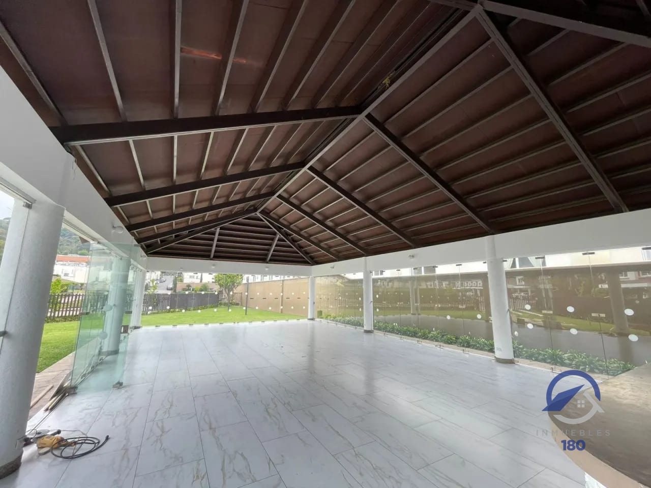 Amplia casa en venta en Las Luces del Encinal, zona 7 de Mixco — Casa en Venta en Zona 7 Mixco, Guatemala, Ciudad — foto 14 de 14