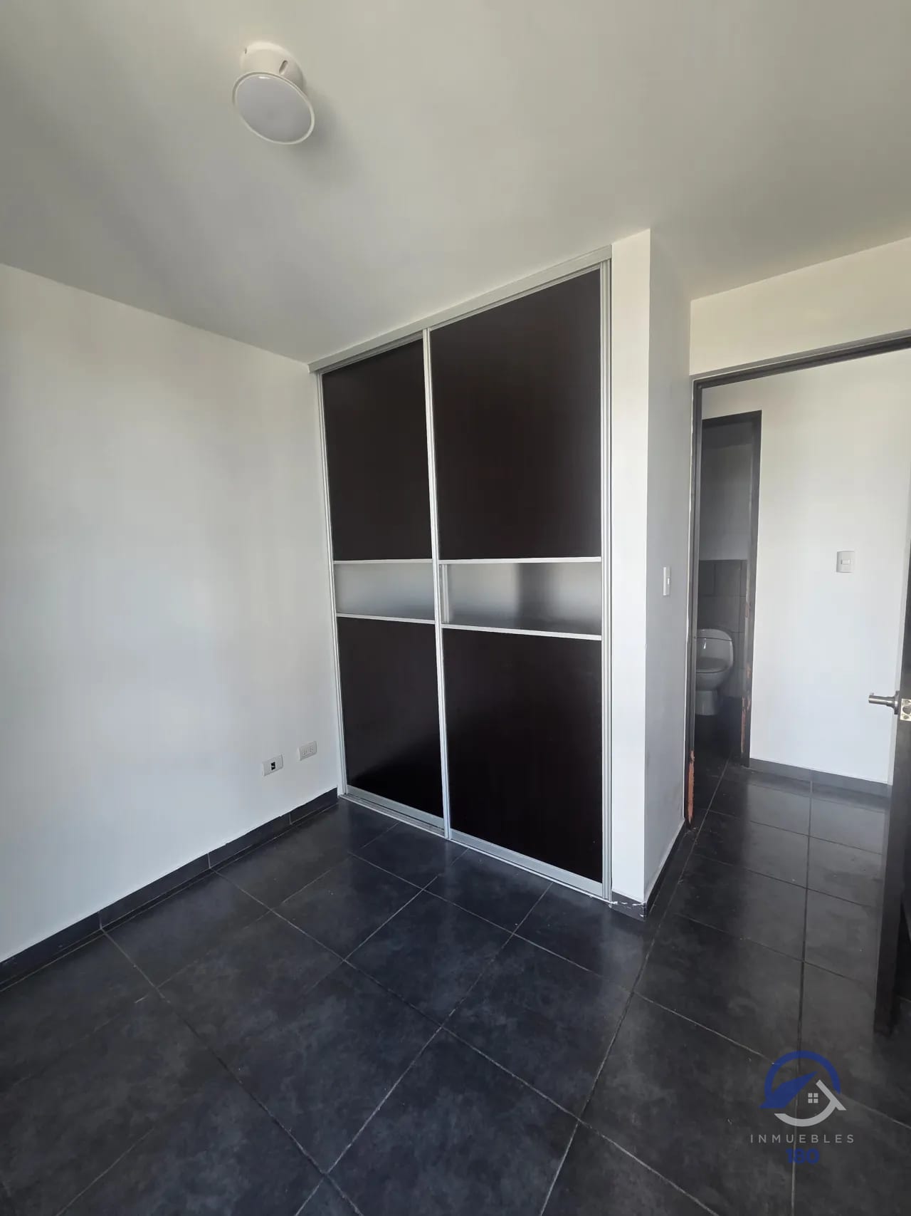 Dormitorio principal — Apartamento de 2 dormitorios en venta en Mariscal Uno Uno, zona 11 — Apartamento en Venta en Mariscal Uno Uno, Zona 11, Guatemala, Ciudad — foto 7 de 17