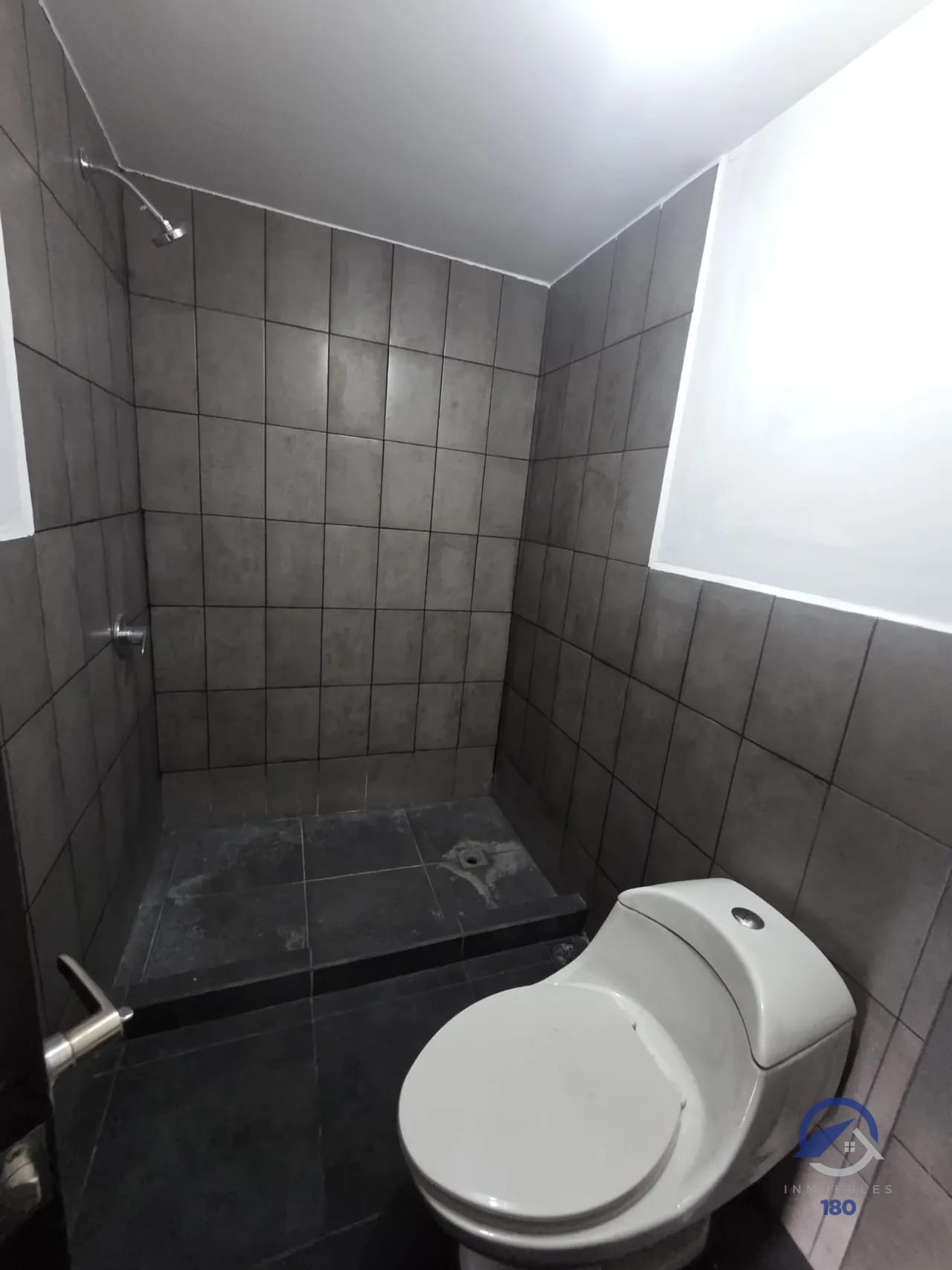 Baño — Apartamento de 2 dormitorios en venta en Mariscal Uno Uno, zona 11 — Apartamento en Venta en Mariscal Uno Uno, Zona 11, Guatemala, Ciudad — foto 10 de 17