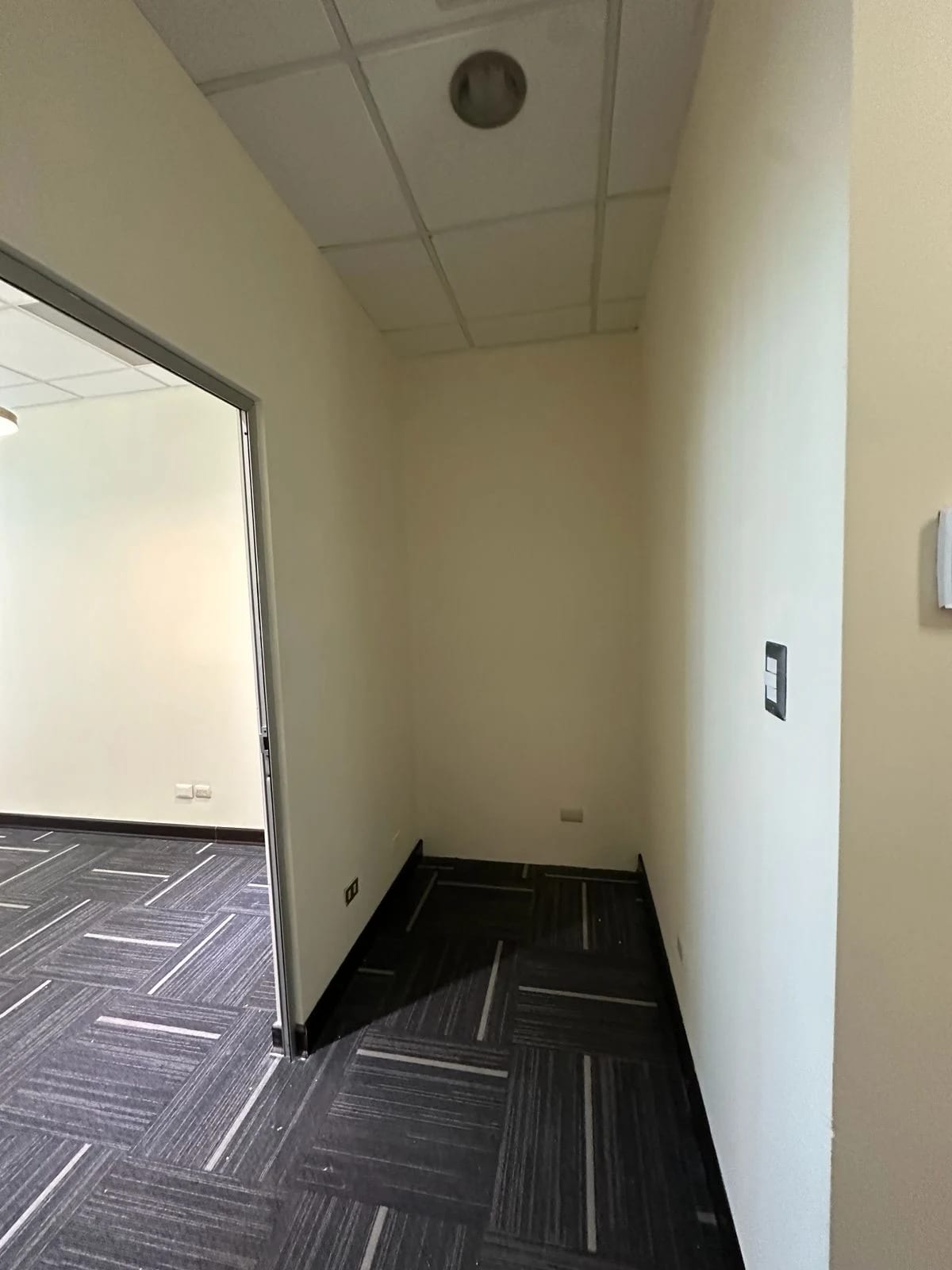 Renta de oficina en Zona Pradera zona 10 — Oficina en Alquiler en Zona Pradera, Zona 10, Guatemala, Ciudad — foto 6 de 12
