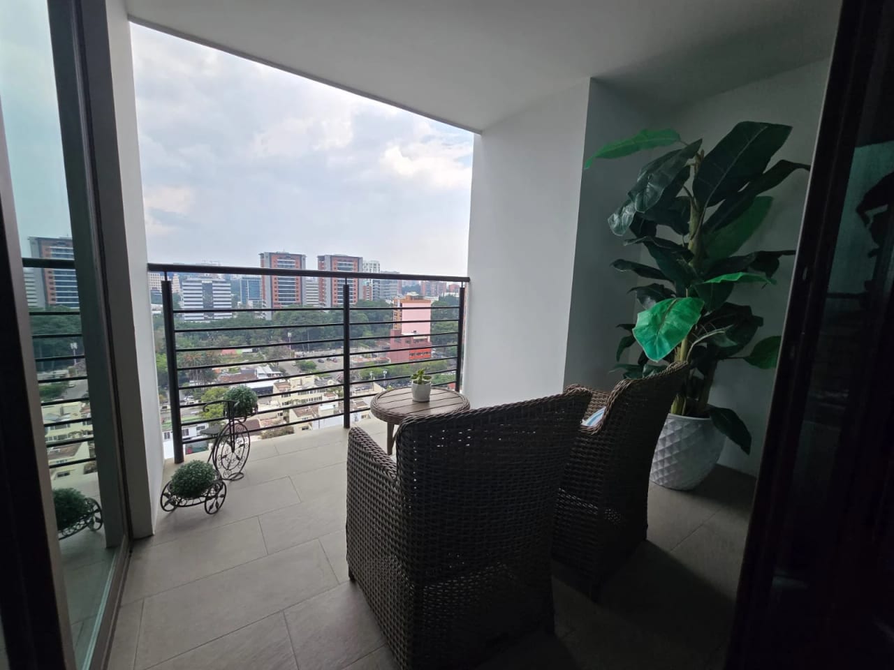 Renta de apartamento amueblado en Edificio Urbana Zona 10 — Apartamento en Alquiler en Urbana, Zona 10, Guatemala, Ciudad — foto 3 de 10