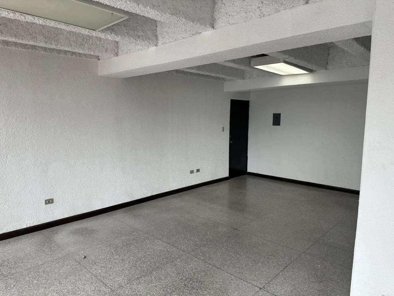 Renta de oficina en Edificio El Angel | Zona 4 Vía 5 — Oficina en Alquiler en Zona 4, Guatemala, Ciudad — foto 1 de 10