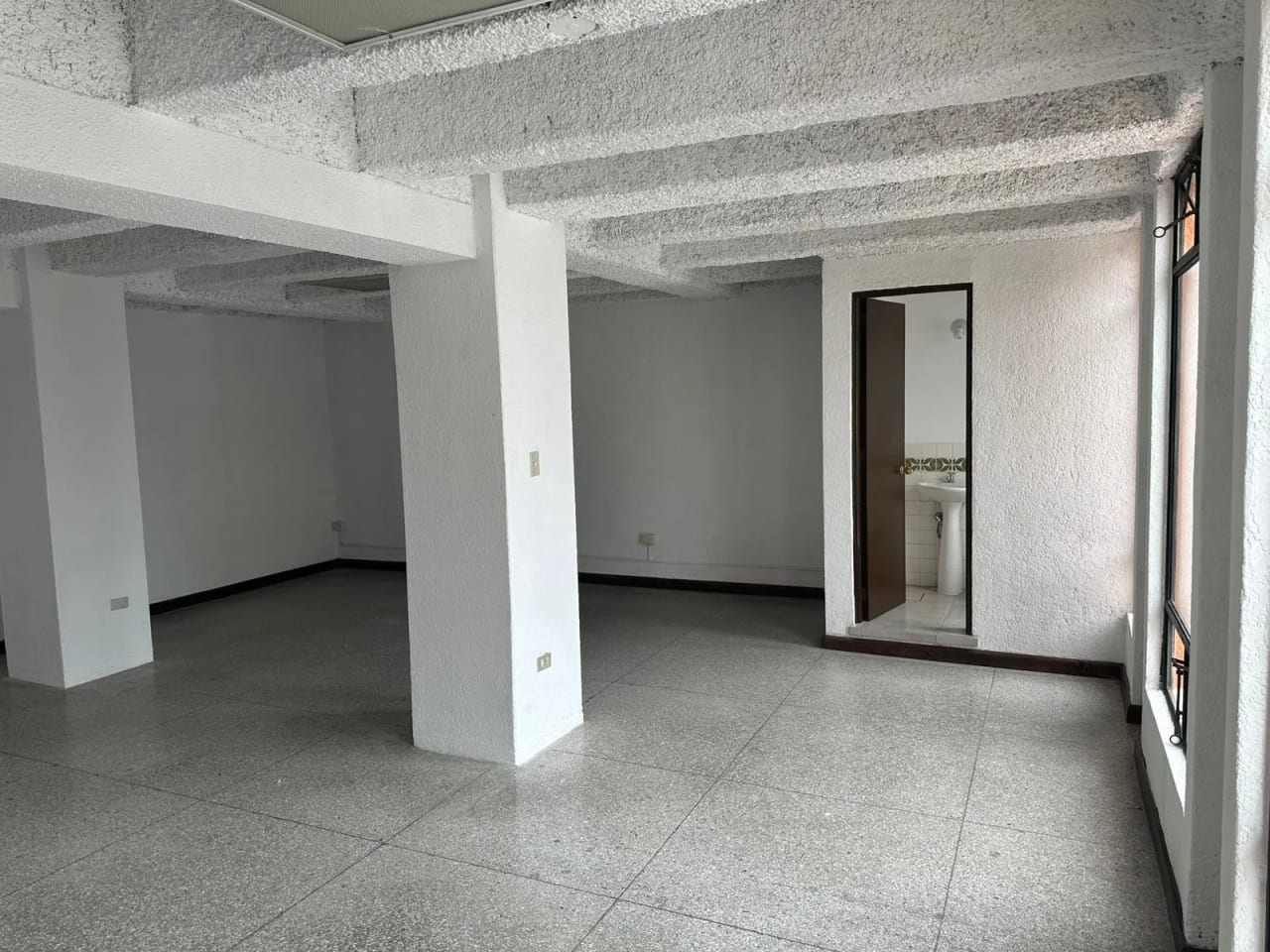 Renta de oficina en Edificio El Angel | Zona 4 Vía 5 — Oficina en Alquiler en Zona 4, Guatemala, Ciudad — foto 9 de 10