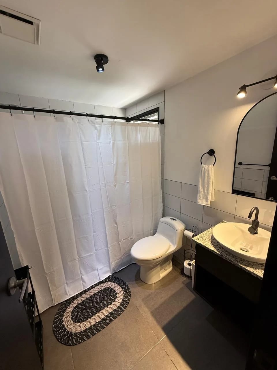 Renta de apartamento tipo Loft Amueblado en Edificio Fabra Zona 10 — Apartamento en Alquiler en Fabra, Zona 10, Guatemala, Ciudad — foto 9 de 11