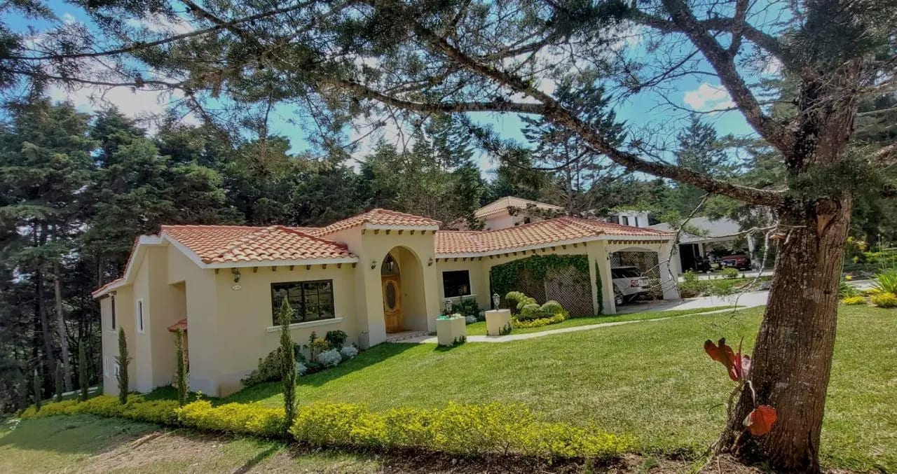 Renta de casa amueblada en Hacienda Nueva Country Club | San José Pinula — Casa en Alquiler en San José Pinula, Guatemala, Ciudad — foto 1 de 17