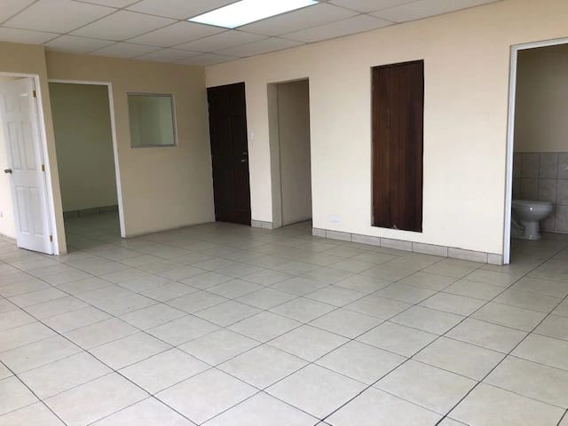 Renta de Oficina en Zona 9 | Edificio Entre 5ª y 6ª Ave. Parque la Industria — Oficina en Alquiler en Zona 9, Guatemala, Ciudad — foto 3 de 6