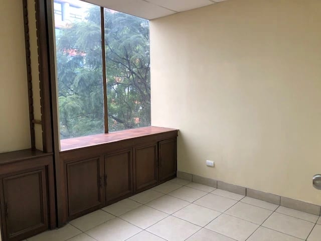 Renta de Oficina en Zona 9 | Edificio Entre 5ª y 6ª Ave. Parque la Industria — Oficina en Alquiler en Zona 9, Guatemala, Ciudad — foto 4 de 6