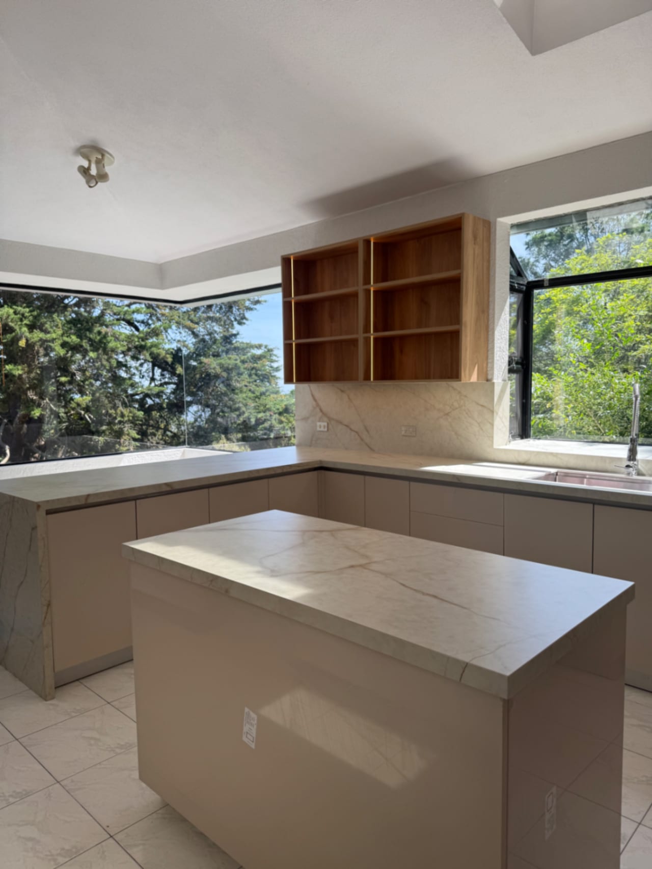 Lujosa Mansión en Montebello II Km 9.8 — Casa en Venta en Santa Catarina Pinula, Guatemala, Ciudad — foto 2 de 15