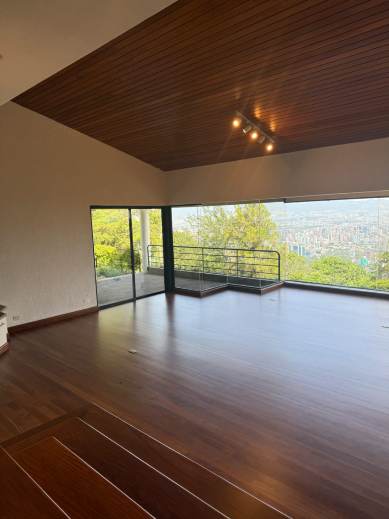Lujosa Mansión en Montebello II Km 9.8 — Casa en Venta en Santa Catarina Pinula, Guatemala, Ciudad — foto 4 de 15
