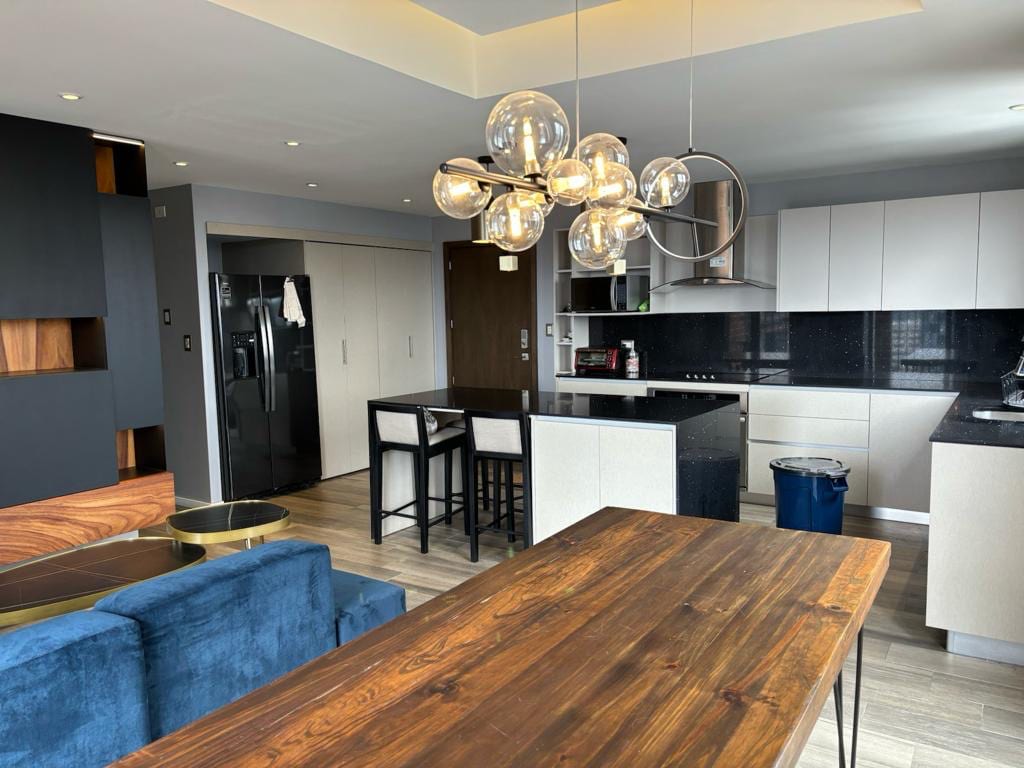 Apartamento amueblado con acabados de diseñador — Apartamento en Alquiler en Airali, Zona 10, Guatemala, Ciudad — foto 2 de 15