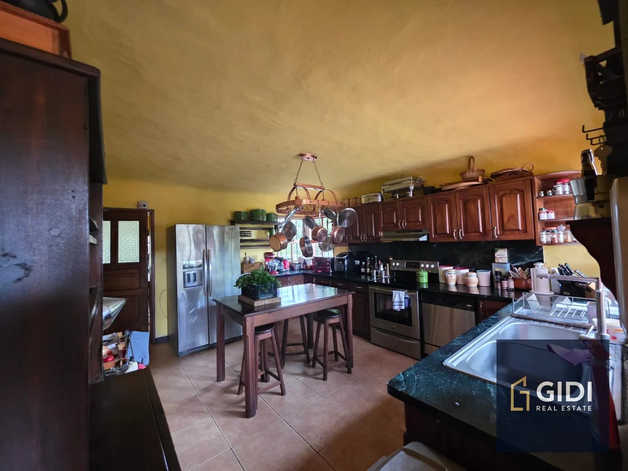 Casa colonial Z.6 Mixco | 3 dorm + servicio + 7 parqueos — Casa en Venta en Club Campestre La Montaña, Zona 6 Mixco, Guatemala, Ciudad — foto 3 de 17