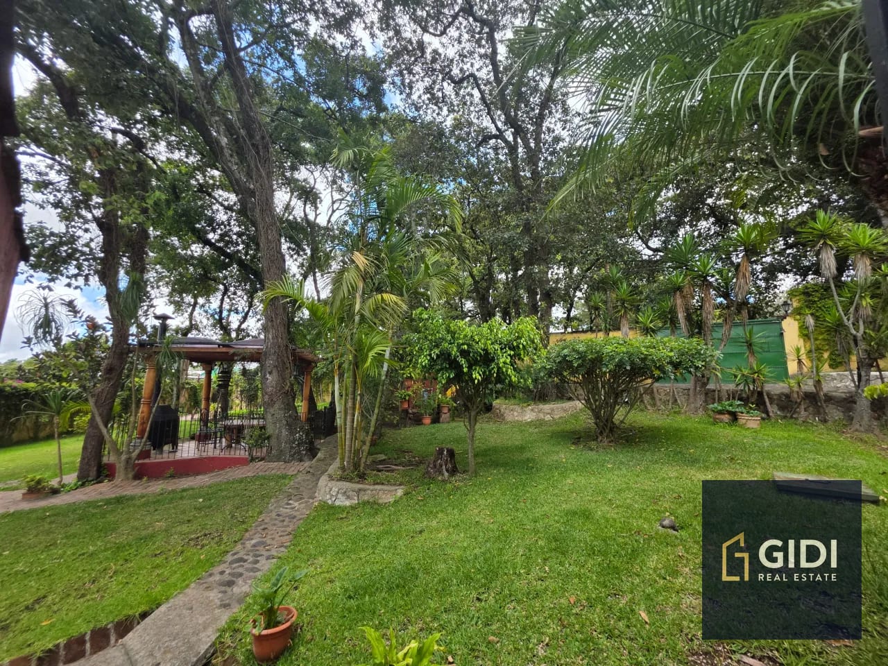 Casa colonial Z.6 Mixco | 3 dorm + servicio + 7 parqueos — Casa en Venta en Club Campestre La Montaña, Zona 6 Mixco, Guatemala, Ciudad — foto 15 de 17