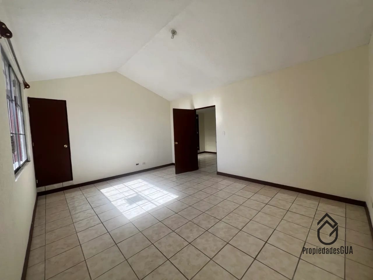 Dormitorio principal — 🏡 Casa en Venta – Providencia Uno, San José Pinula — Casa en Venta en San José Pinula, Guatemala, Ciudad — foto 3 de 7