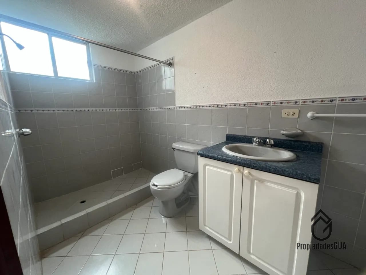 Baño — 🏡 Casa en Venta – Providencia Uno, San José Pinula — Casa en Venta en San José Pinula, Guatemala, Ciudad — foto 6 de 7