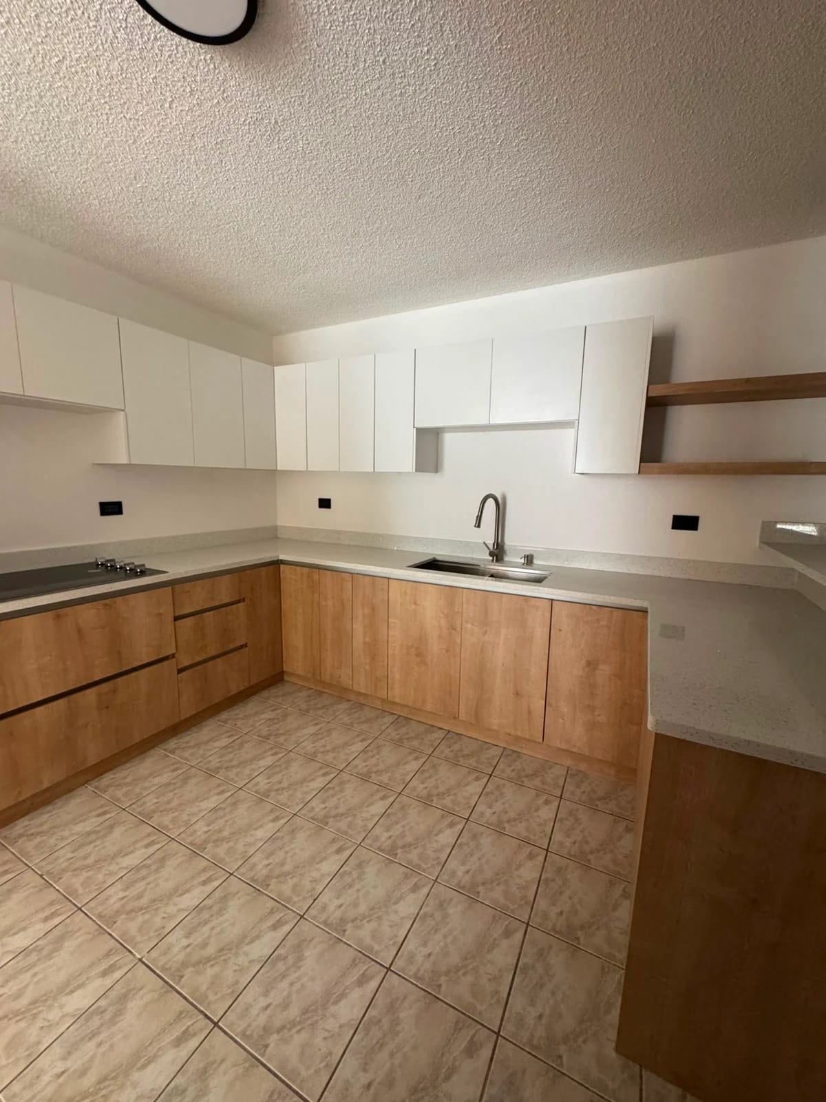 Casa remodelada en venta en el Km.16.5 de Carretera al Salvador — Casa en Venta en San Antonio, Carretera a El Salvador, Guatemala, Ciudad — foto 11 de 17
