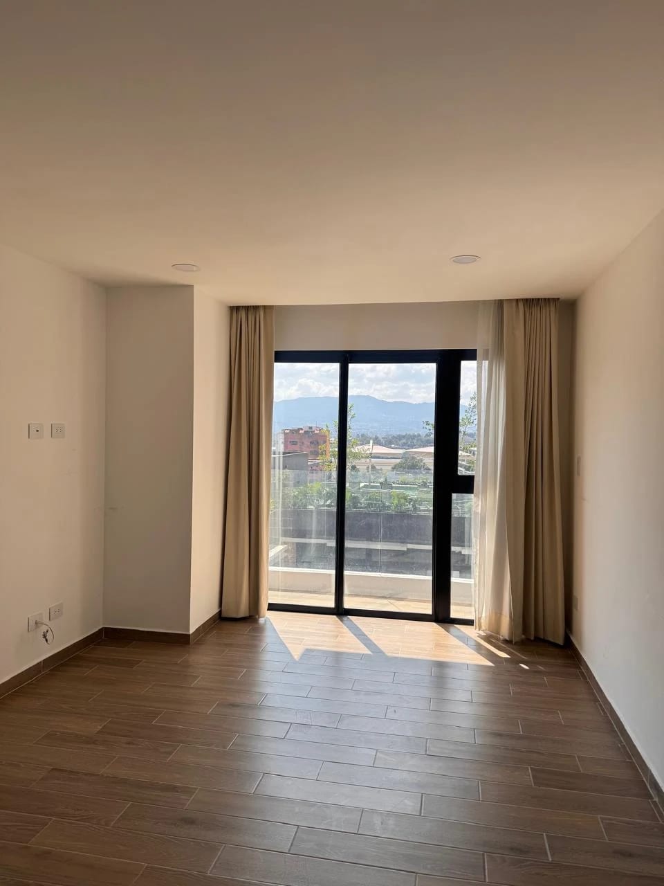 Apartamento Moderno en zona 14 — Apartamento en Alquiler en Parque 14, Zona 14, Guatemala, Ciudad — foto 3 de 17