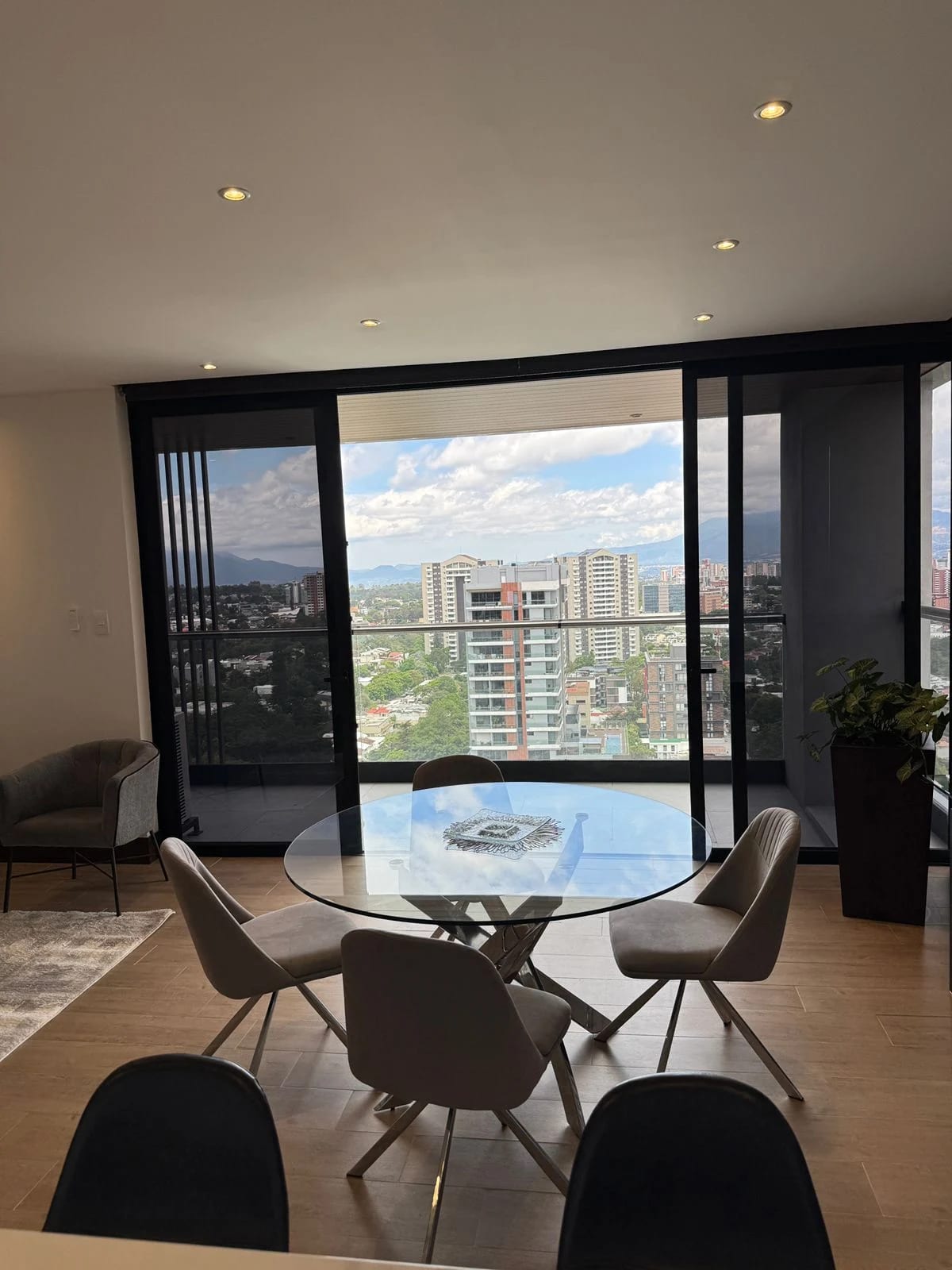 Apartamento de lujo en zona 15 — Apartamento en Alquiler en Zona 15, Guatemala, Ciudad — foto 7 de 14