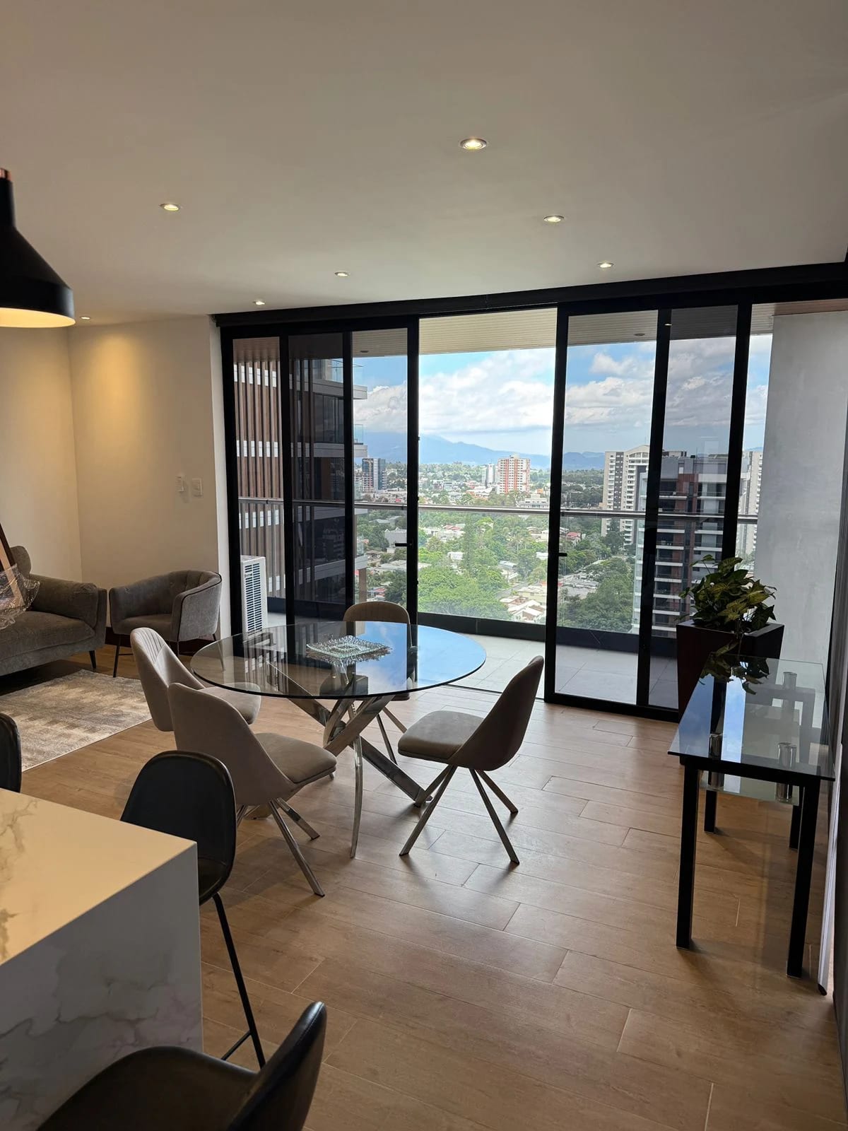 Apartamento de lujo en zona 15 — Apartamento en Alquiler en Zona 15, Guatemala, Ciudad — foto 9 de 14
