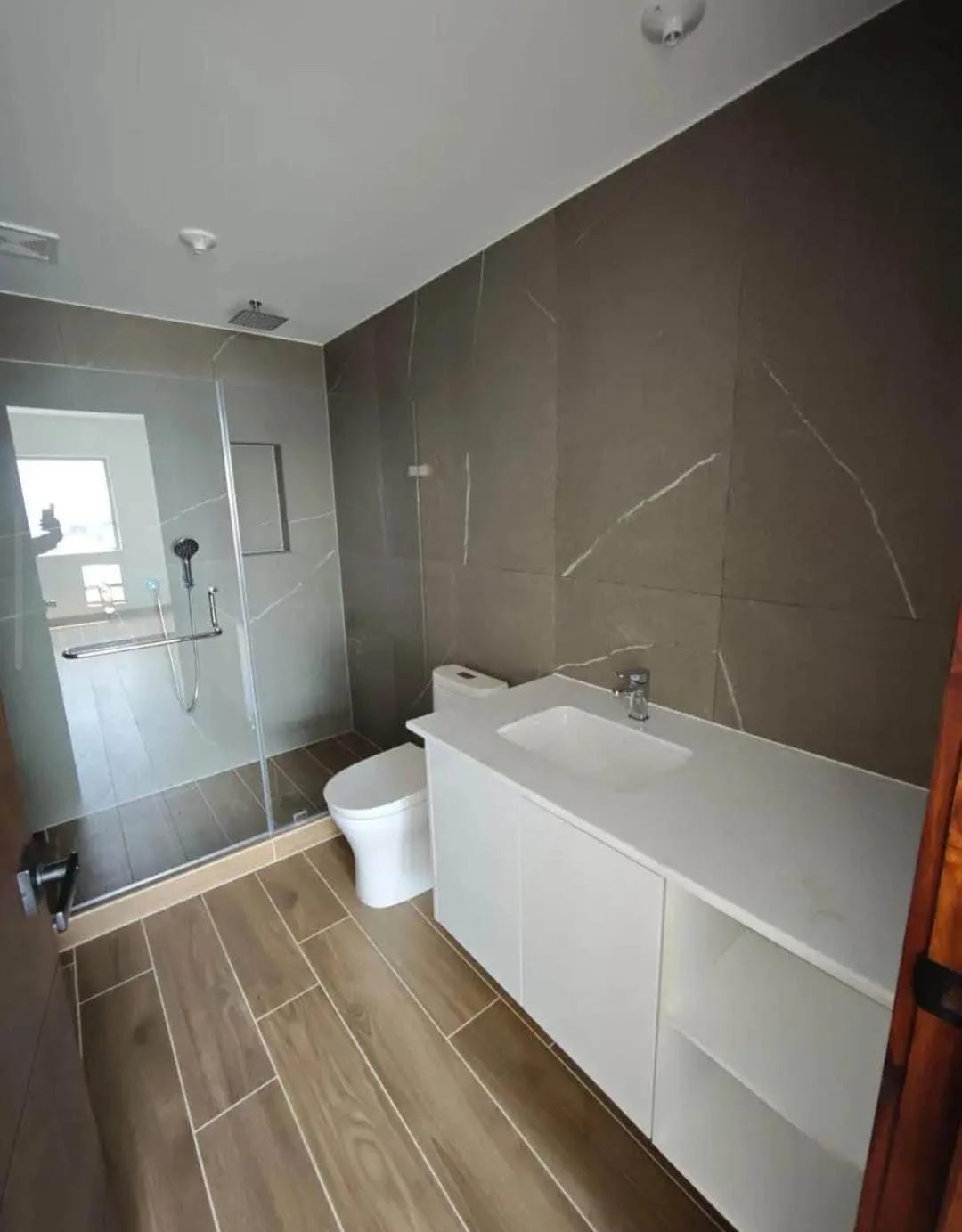 Apartamento en zona exclusiva en zona 14 — Apartamento en Alquiler en Zona 14, Guatemala, Ciudad — foto 2 de 10