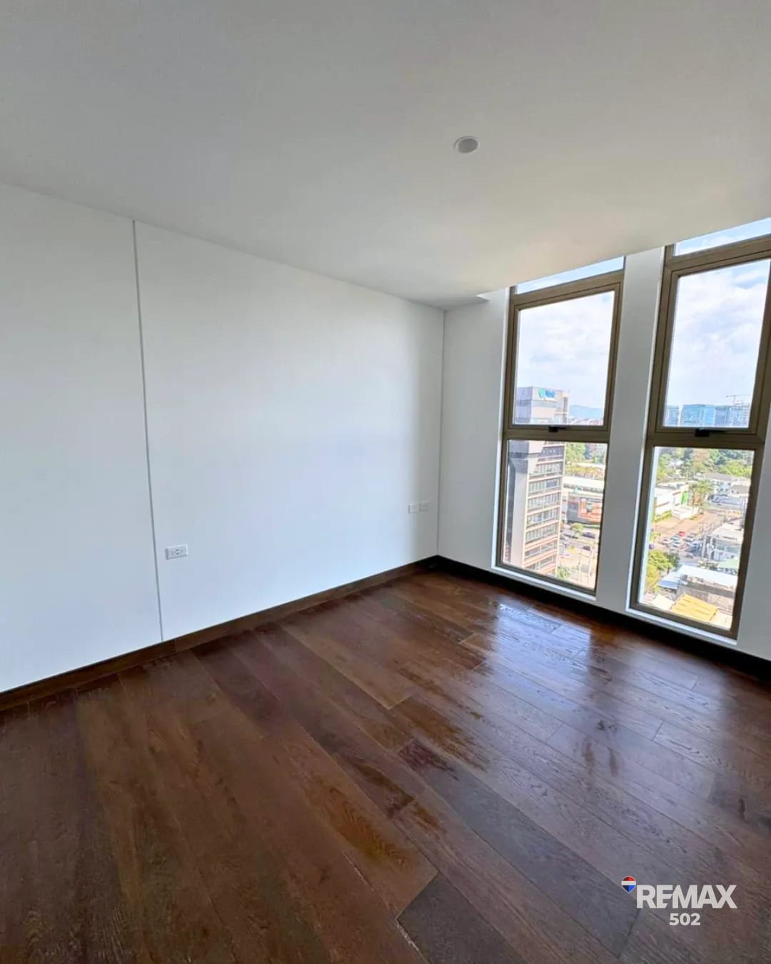 Apartamento en Zona 10 — Apartamento en Alquiler en Atarah, Zona 10, Guatemala, Ciudad — foto 3 de 7