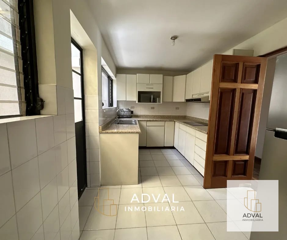 Casa en renta para viviendo u oficinas excelente punto Z.4 — Casa en Alquiler en Zona 4, Guatemala, Ciudad — foto 11 de 12