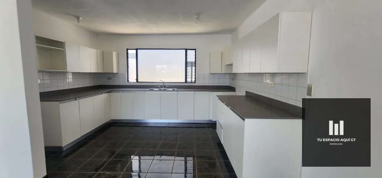 Casa En Venta En Pinares De San Cristóbal ,Zona 8 De Mixco — Casa en Venta en Pinares de San Cristobal, Zona 8 Mixco, Guatemala, Ciudad — foto 2 de 12