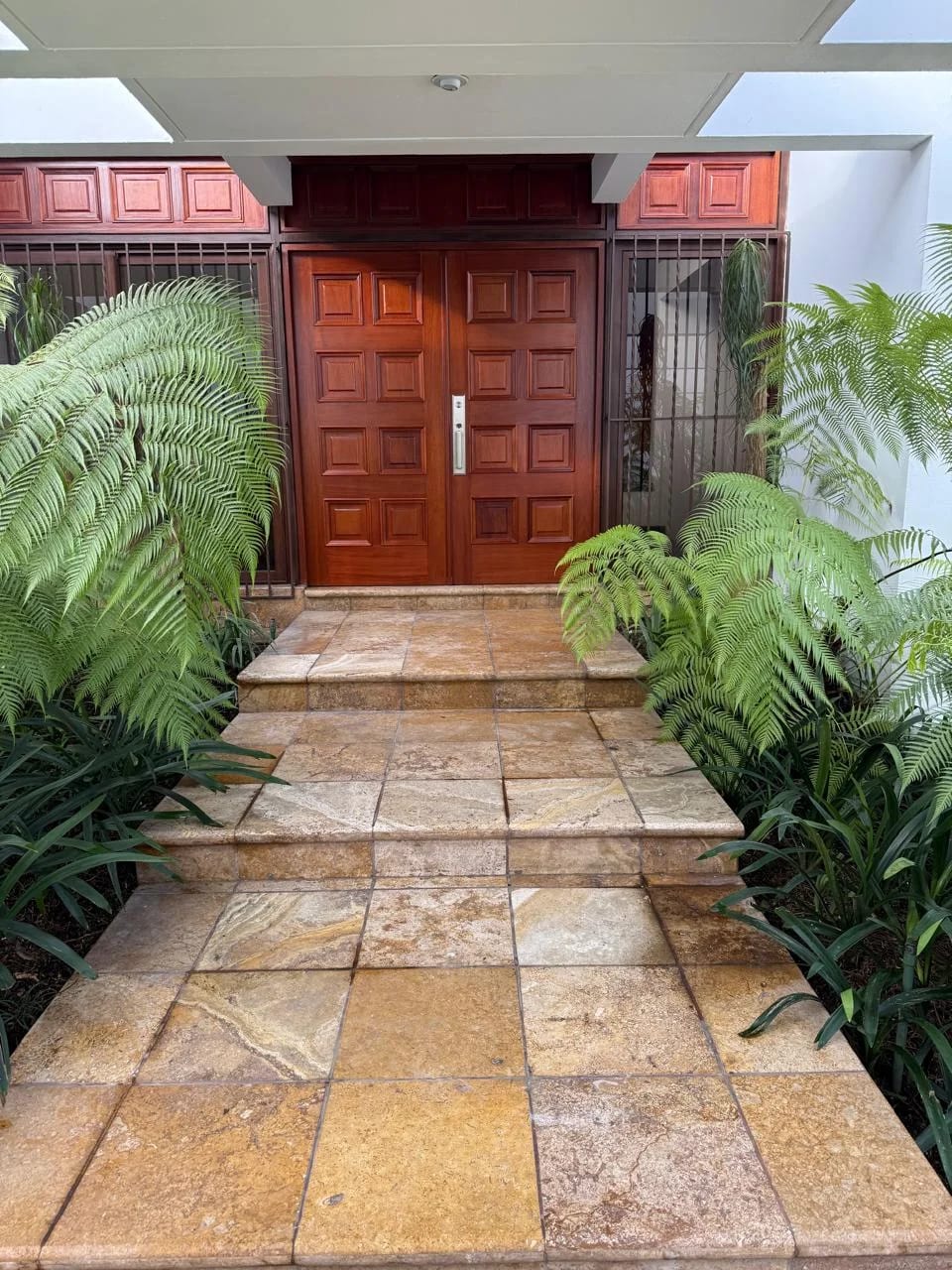 RENTO EXCLUSIVA CASA Z.14, PISCINA, AMPLIO JARDIN, LOBBY CON CAIDA DE AGUA — Casa en Alquiler en Zona 14, Guatemala, Ciudad — foto 4 de 17