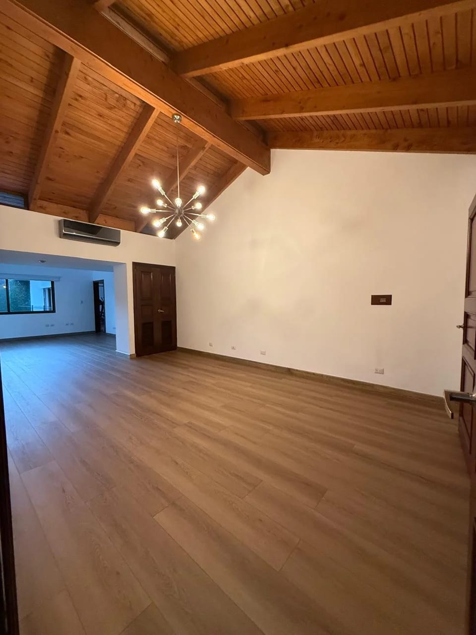 RENTO EXCLUSIVA CASA Z.14, PISCINA, AMPLIO JARDIN, LOBBY CON CAIDA DE AGUA — Casa en Alquiler en Zona 14, Guatemala, Ciudad — foto 11 de 17