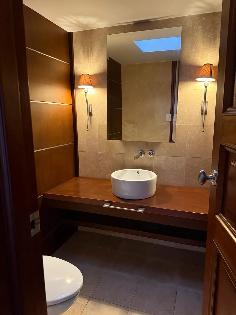 RENTO EXCLUSIVA CASA Z.14, PISCINA, AMPLIO JARDIN, LOBBY CON CAIDA DE AGUA — Casa en Alquiler en Zona 14, Guatemala, Ciudad — foto 12 de 17