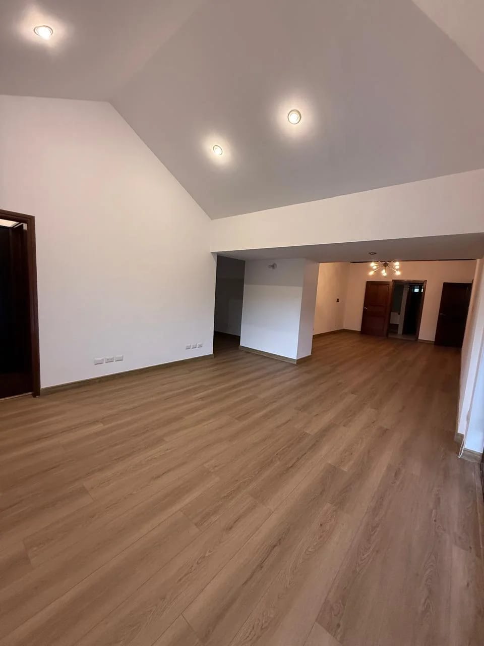 RENTO EXCLUSIVA CASA Z.14, PISCINA, AMPLIO JARDIN, LOBBY CON CAIDA DE AGUA — Casa en Alquiler en Zona 14, Guatemala, Ciudad — foto 10 de 17