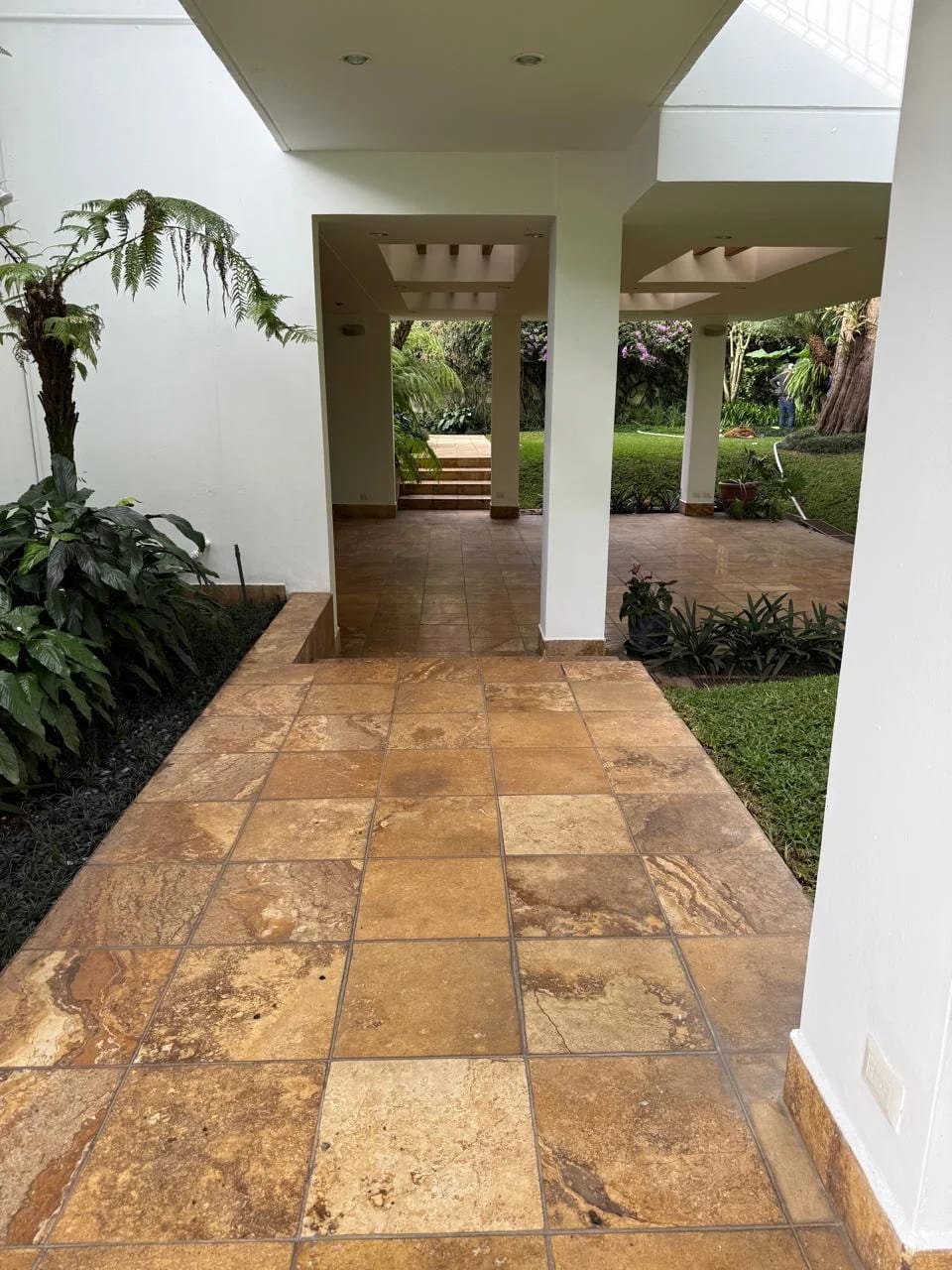 RENTO EXCLUSIVA CASA Z.14, PISCINA, AMPLIO JARDIN, LOBBY CON CAIDA DE AGUA — Casa en Alquiler en Zona 14, Guatemala, Ciudad — foto 9 de 17