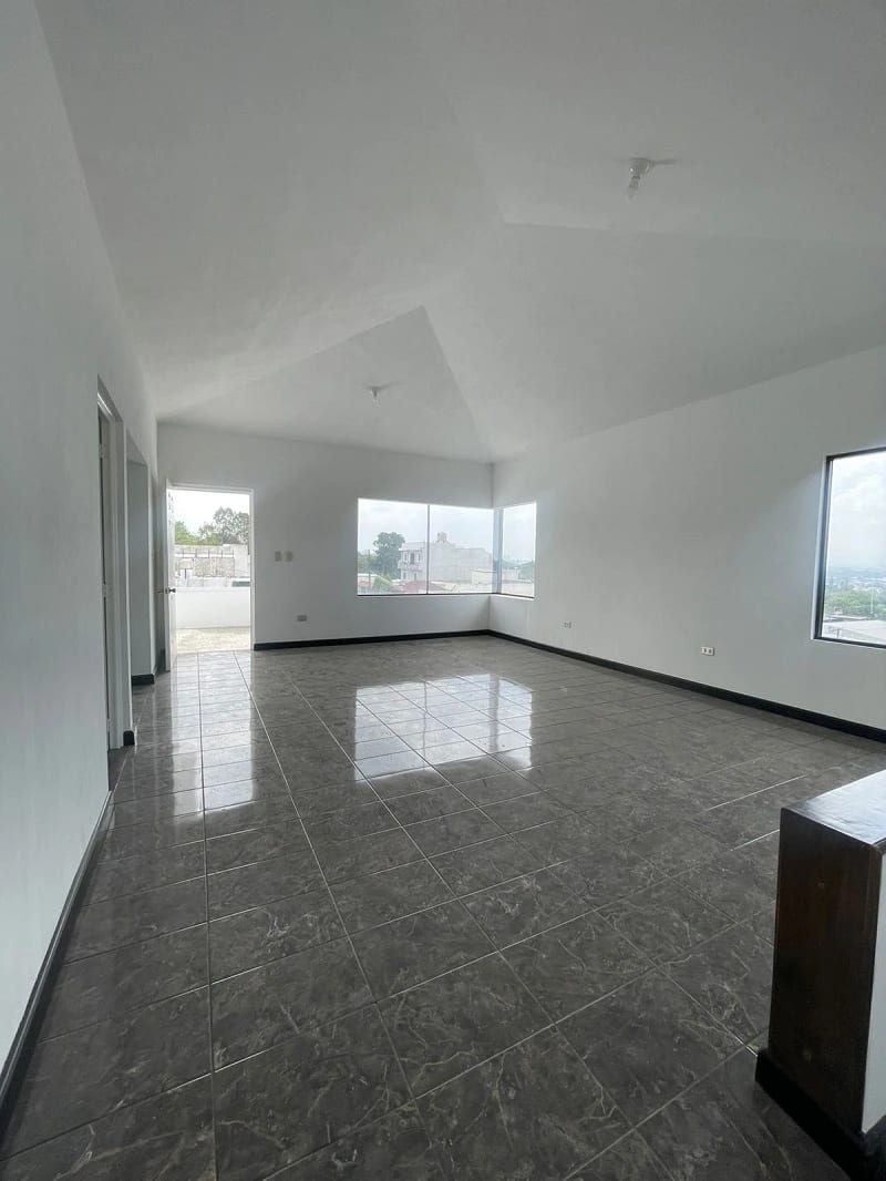 Venta de casa en Pinares de San Cristobal remodelada, ambientes amplios e iluminados — Casa en Venta en Pinares de San Cristobal, Zona 8 Mixco, Guatemala, Ciudad — foto 12 de 16