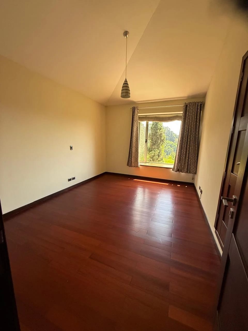 Alquiler de casa en zona 10 El prado 320 Mt2. de construcción — Casa en Venta en El Prado, Zona 10, Guatemala, Ciudad — foto 11 de 15