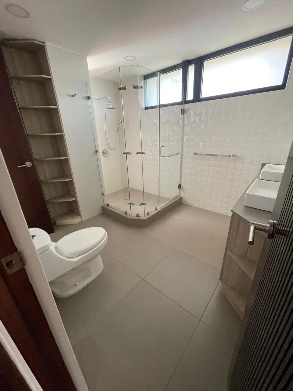 Alquiler de apartamento en Zona 14 Villa Fontana amplio y exclusivo con 400 Mt2. — Apartamento en Alquiler en Villa Fontana, Zona 14, Guatemala, Ciudad — foto 6 de 11