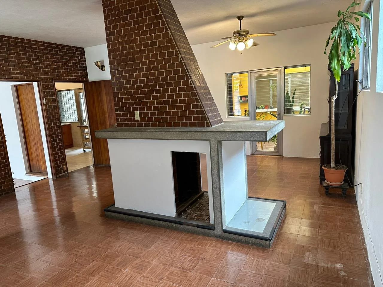 Alquiler de casa en Zona 3 Colonia Bran Ideal para vivienda u oficinas con bodega dentro de garita — Casa en Alquiler en Zona 3, Guatemala, Ciudad — foto 1 de 15