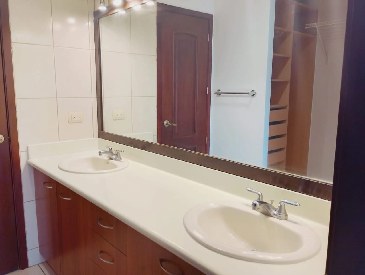 Alquiler de Apartamento en zona 10 Jardines del Acueducto 2 dormitorios y dormitorio de servicio. — Apartamento en Alquiler en Jardines del Acueducto, Zona 10, Guatemala, Ciudad — foto 9 de 15