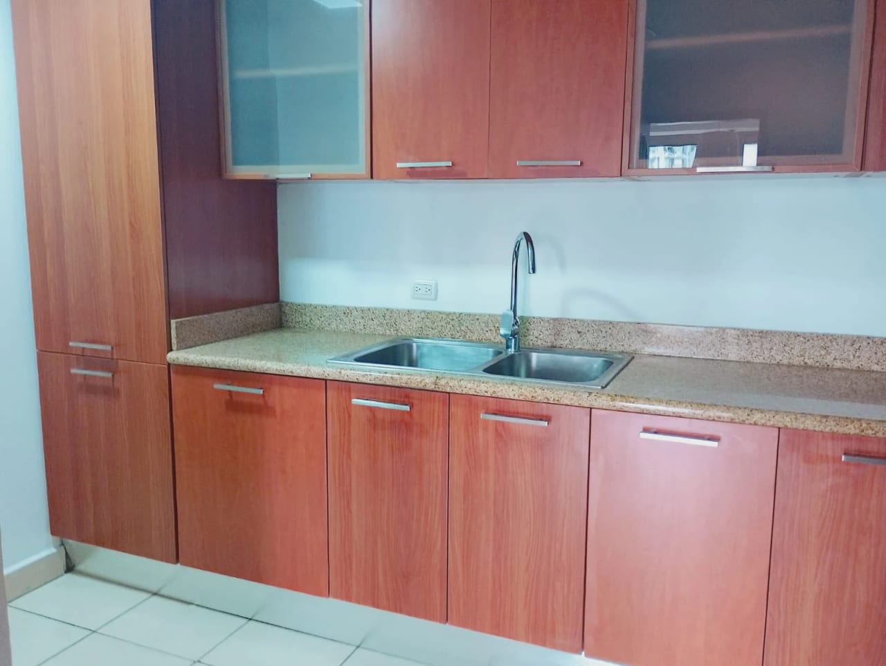 Alquiler de Apartamento en zona 10 Jardines del Acueducto 2 dormitorios y dormitorio de servicio. — Apartamento en Alquiler en Jardines del Acueducto, Zona 10, Guatemala, Ciudad — foto 4 de 15