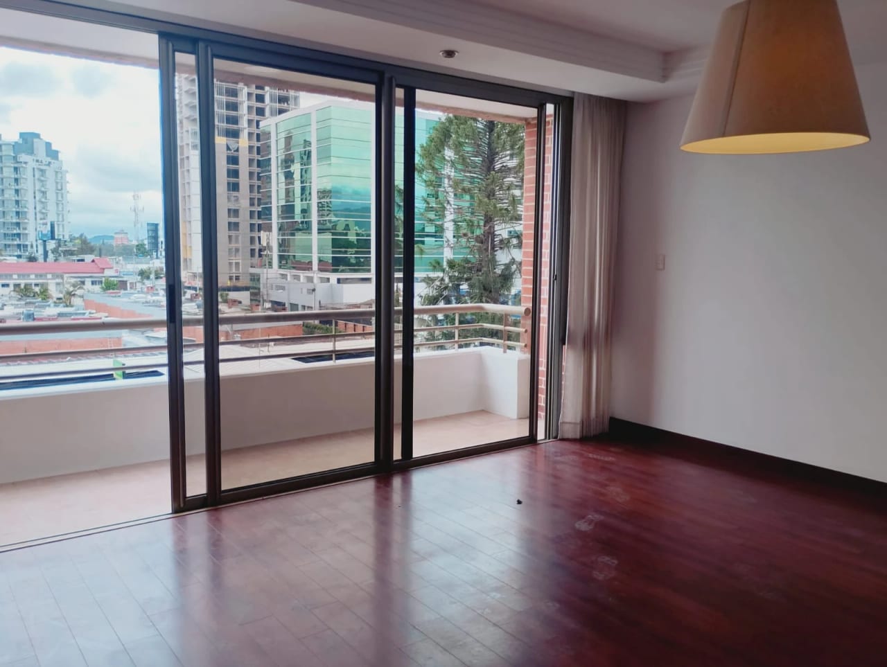 Alquiler de Apartamento en zona 10 Jardines del Acueducto 2 dormitorios y dormitorio de servicio. — Apartamento en Alquiler en Jardines del Acueducto, Zona 10, Guatemala, Ciudad — foto 1 de 15