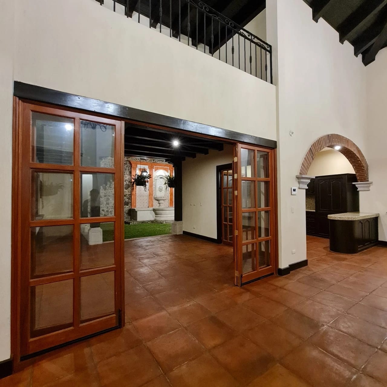 Bella Vista Jocotenango: Lujosa Casa de Esquina sobre Boulevard — Casa en Venta en Jocotenango, Sacatepéquez — foto 5 de 17