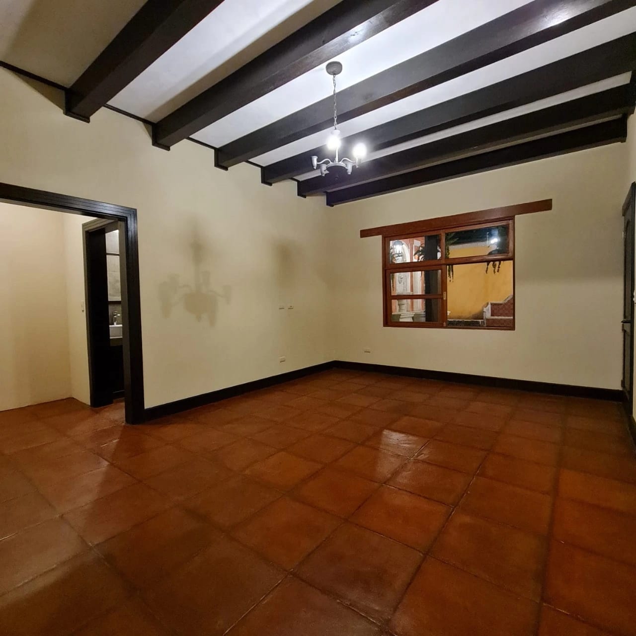 Bella Vista Jocotenango: Lujosa Casa de Esquina sobre Boulevard — Casa en Venta en Jocotenango, Sacatepéquez — foto 9 de 17