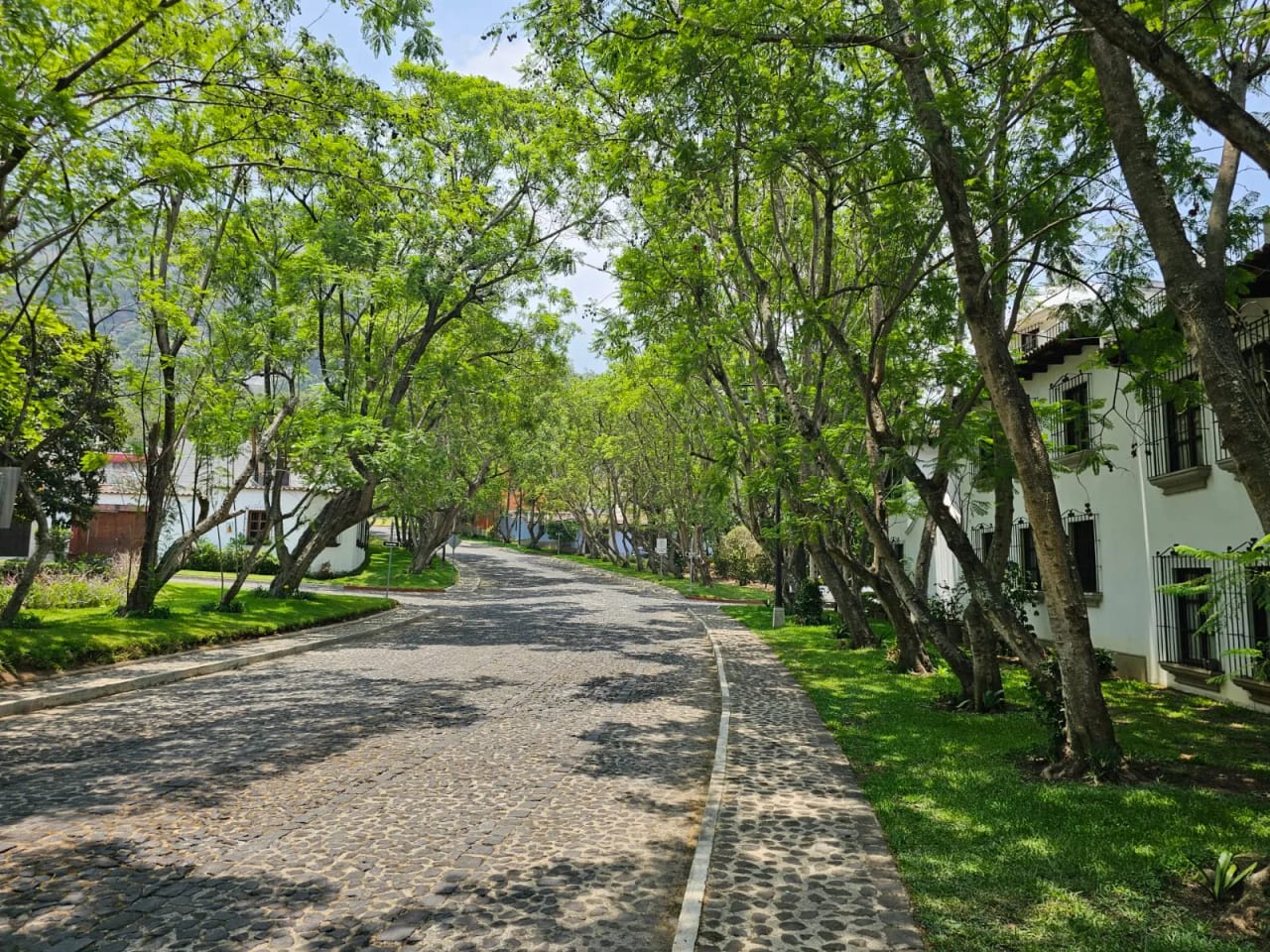 Bella Vista Jocotenango: Lujosa Casa de Esquina sobre Boulevard — Casa en Venta en Jocotenango, Sacatepéquez — foto 1 de 17