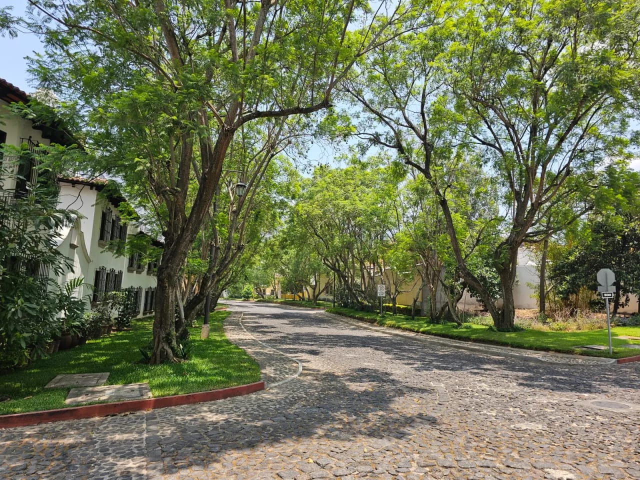 Bella Vista Jocotenango: Lujosa Casa de Esquina sobre Boulevard — Casa en Venta en Jocotenango, Sacatepéquez — foto 7 de 17