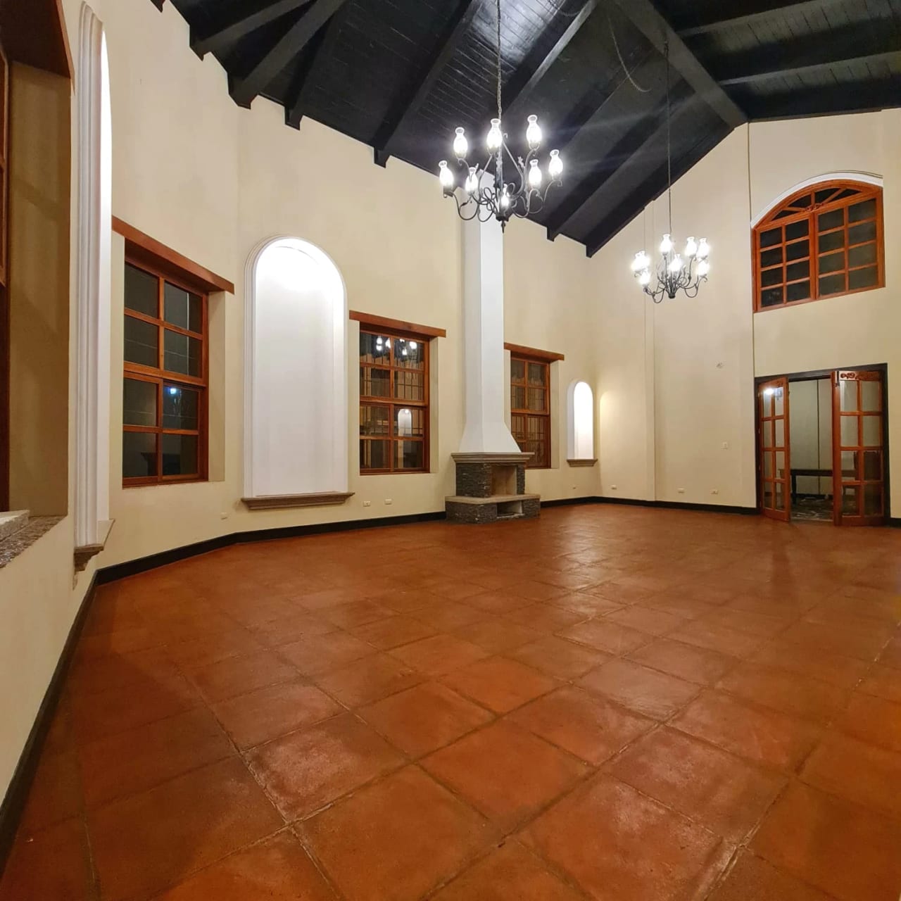 Bella Vista Jocotenango: Lujosa Casa de Esquina sobre Boulevard — Casa en Venta en Jocotenango, Sacatepéquez — foto 2 de 17