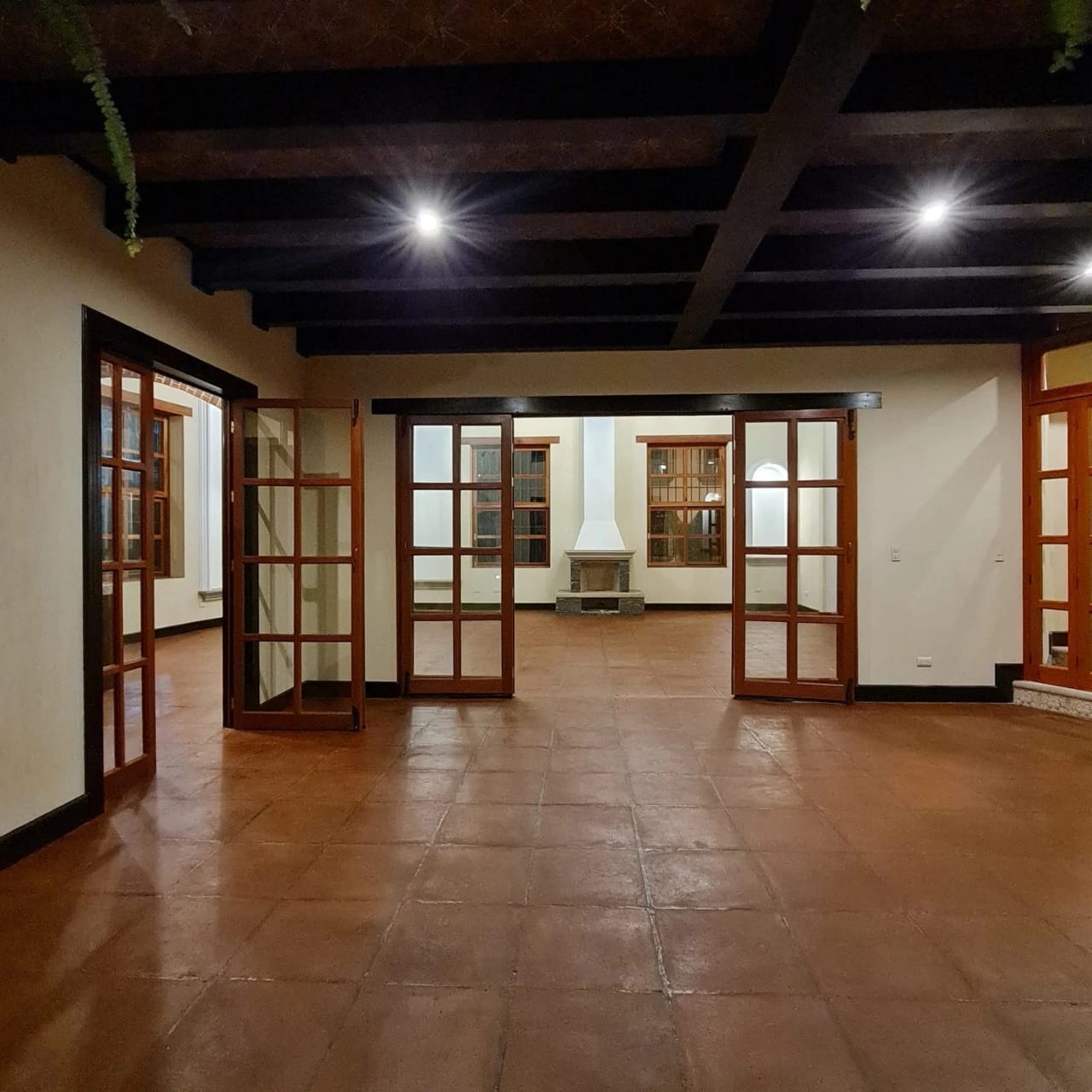 Bella Vista Jocotenango: Lujosa Casa de Esquina sobre Boulevard — Casa en Venta en Jocotenango, Sacatepéquez — foto 14 de 17