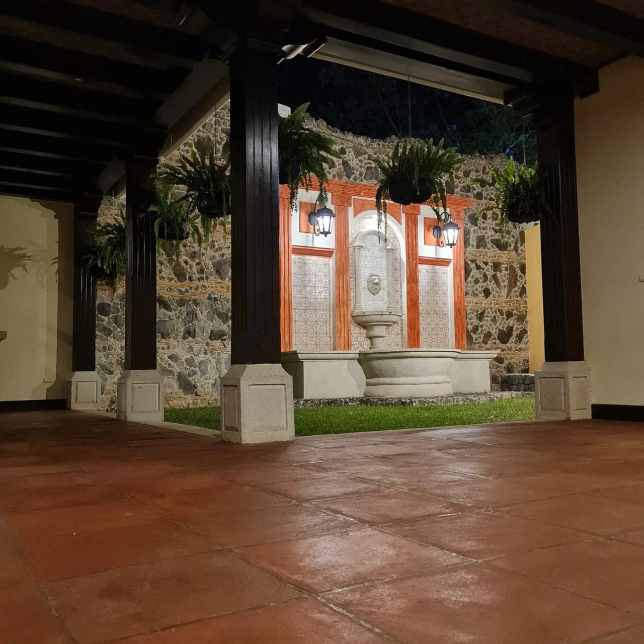Bella Vista Jocotenango: Lujosa Casa de Esquina sobre Boulevard — Casa en Venta en Jocotenango, Sacatepéquez — foto 16 de 17