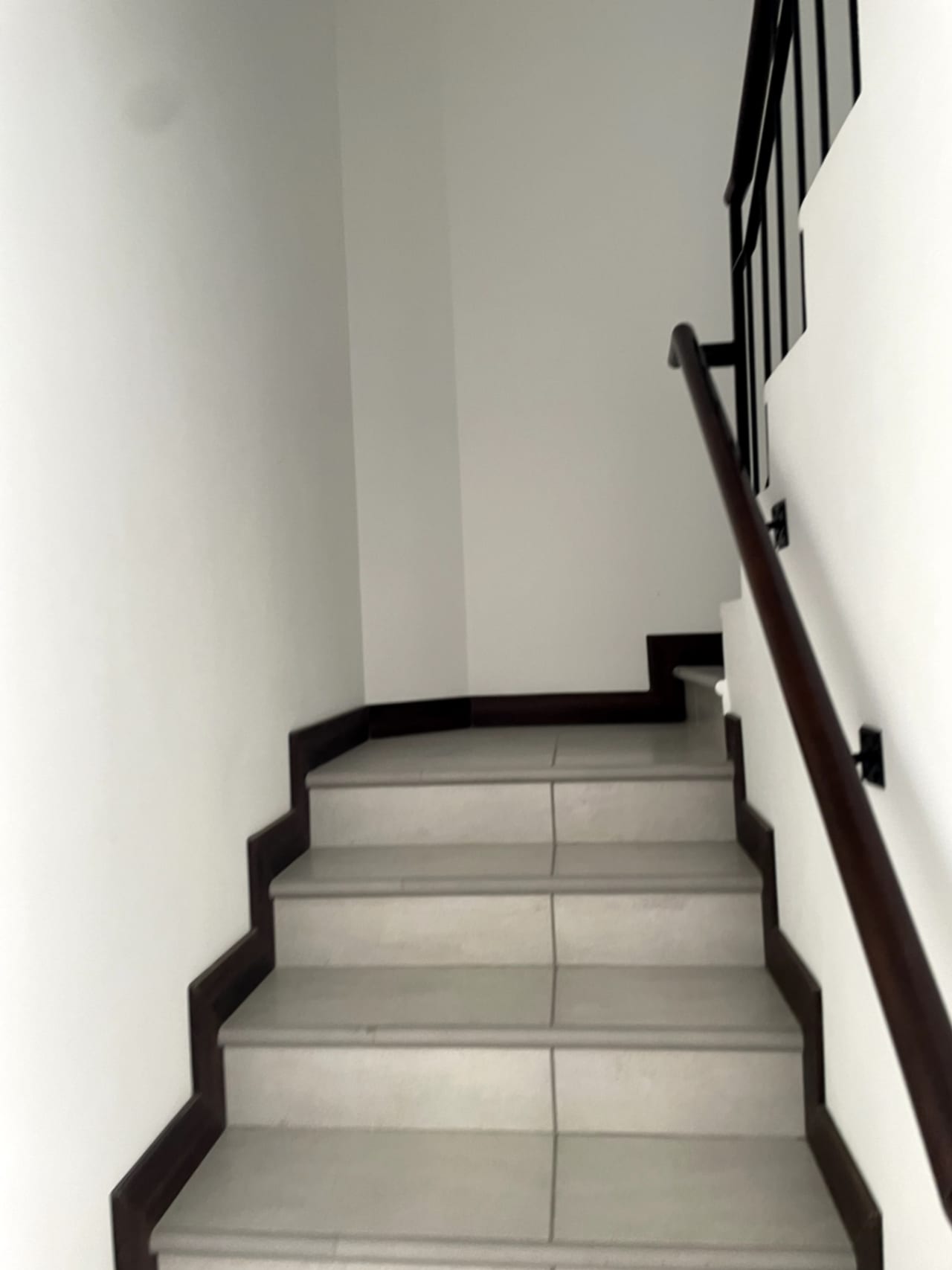 Preciosa Casa de Tres Niveles en Renta en Condado Naranjo — Casa en Alquiler en Condado Naranjo, Zona 4 Mixco, Guatemala, Ciudad — foto 7 de 17