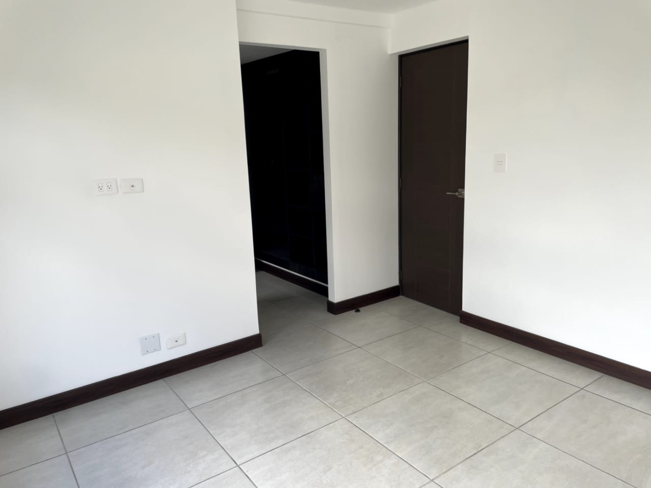Preciosa Casa de Tres Niveles en Renta en Condado Naranjo — Casa en Alquiler en Condado Naranjo, Zona 4 Mixco, Guatemala, Ciudad — foto 10 de 17