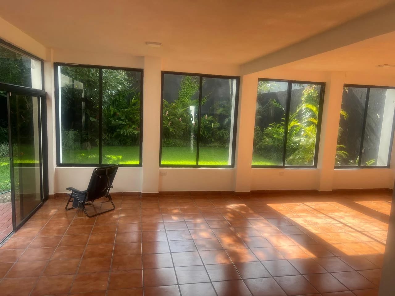 Propiedad en Renta para Oficinas a Puerta Cerrada — Casa en Alquiler en Zona 14, Guatemala, Ciudad — foto 1 de 15