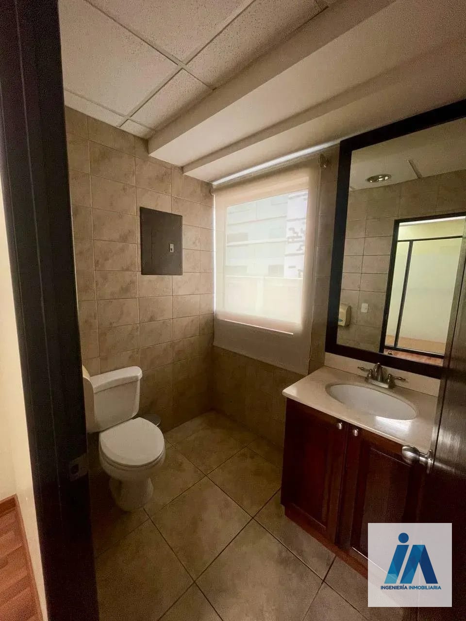 OFICINA EN ALQUILER📍 Edificio Torino 1, zona 10 — Oficina en Alquiler en Zona 10, Guatemala, Ciudad — foto 7 de 12