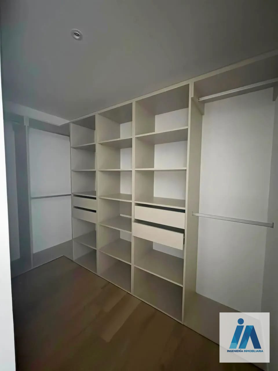APARTAMENTO EN ALQUILER 📍 Edificio Ferre Diez, Zona 10 — Apartamento en Alquiler en Ferré Diez, Zona 10, Guatemala, Ciudad — foto 7 de 9